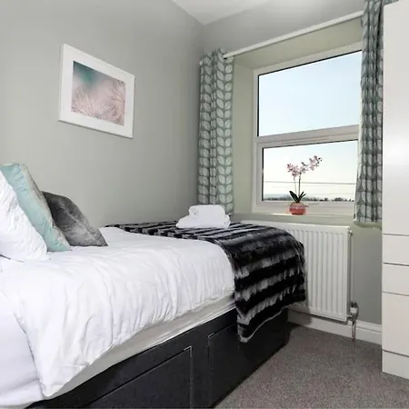 Auckland View - A Comfy & Spacious 4Bed With Views Coundon Exterior photo